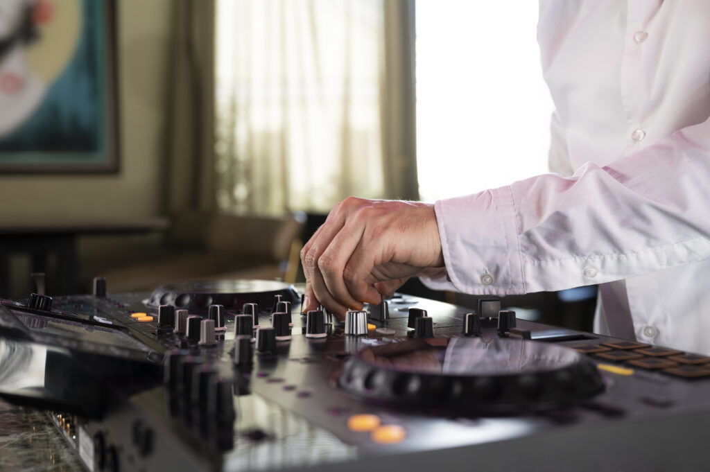 DJ AY3L réglant sa console lors d’un événement privé ou d’un mariage