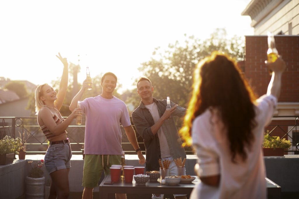Groupe d’amis profitant d’une soirée en plein air animée par DJ AY3L