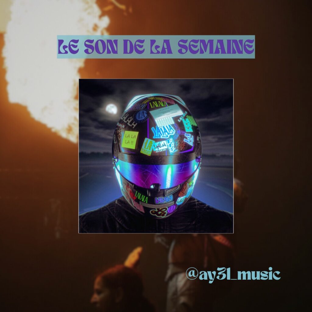 Visuel “Le Son de la Semaine” avec un casque futuriste couvert de stickers colorés et visière néon violette, sur fond de scène de concert