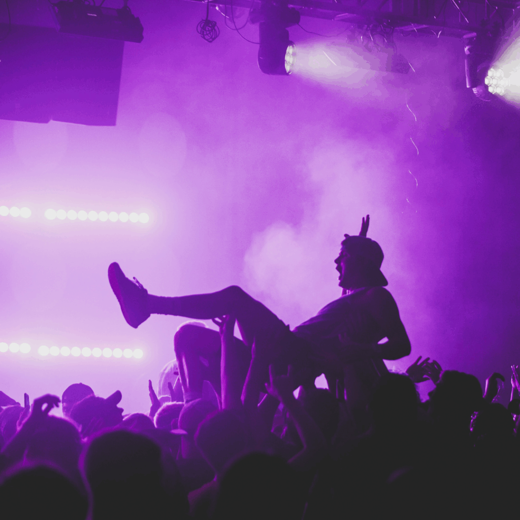Mega Halloween Palexpo Genève : spectateur porté par la foule en crowd surfing sous une lumière violette