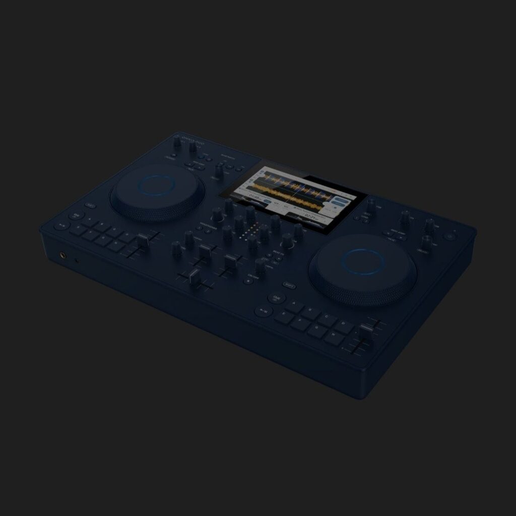 Contrôleur DJ AlphaTheta OMNIS-DUO bleu indigo vu en perspective, avec écran central et deux jogs.