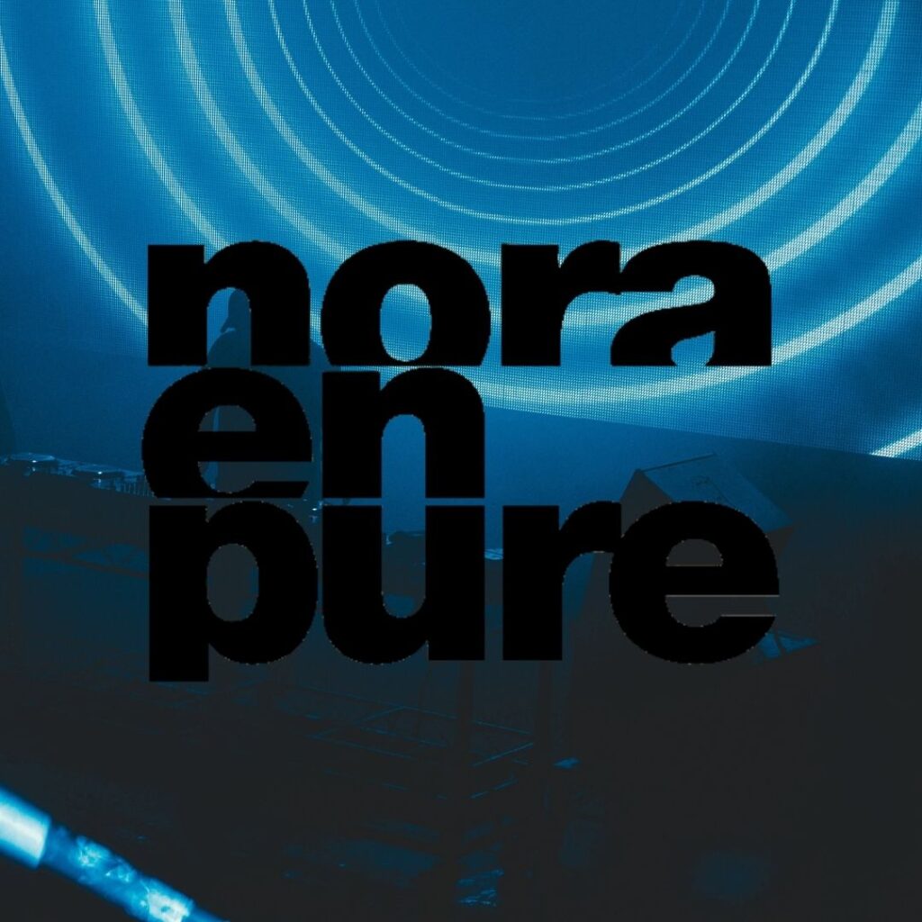 Visuel bleu avec le logo Nora En Pure devant une scène de club et un écran circulaire lumineux.