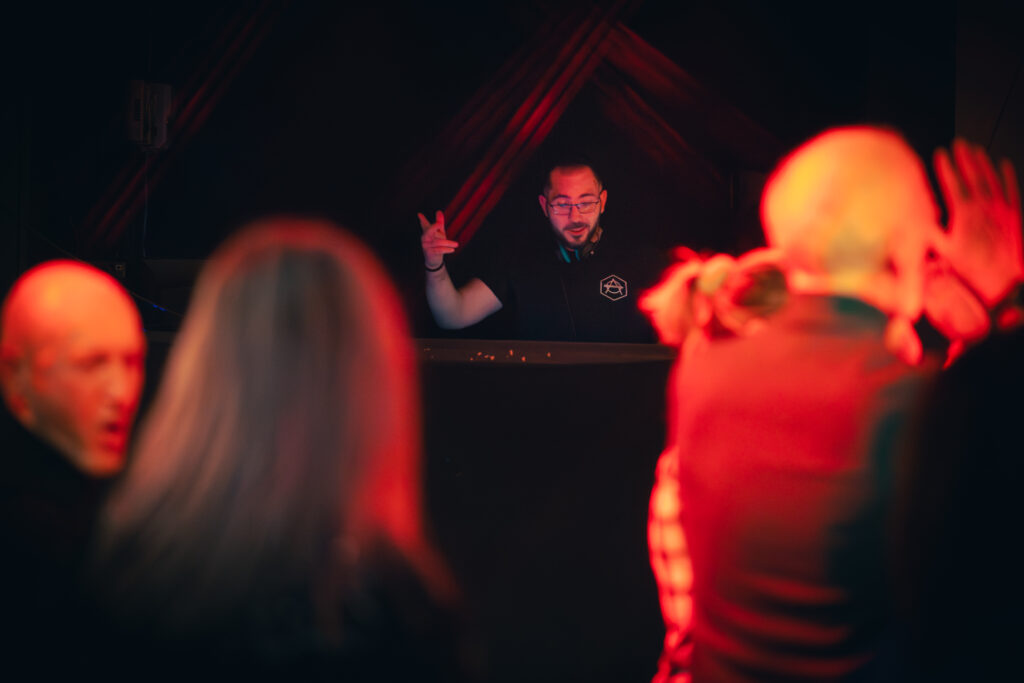 DJ AY3L en club à Genève, ambiance public et éclairages rouges