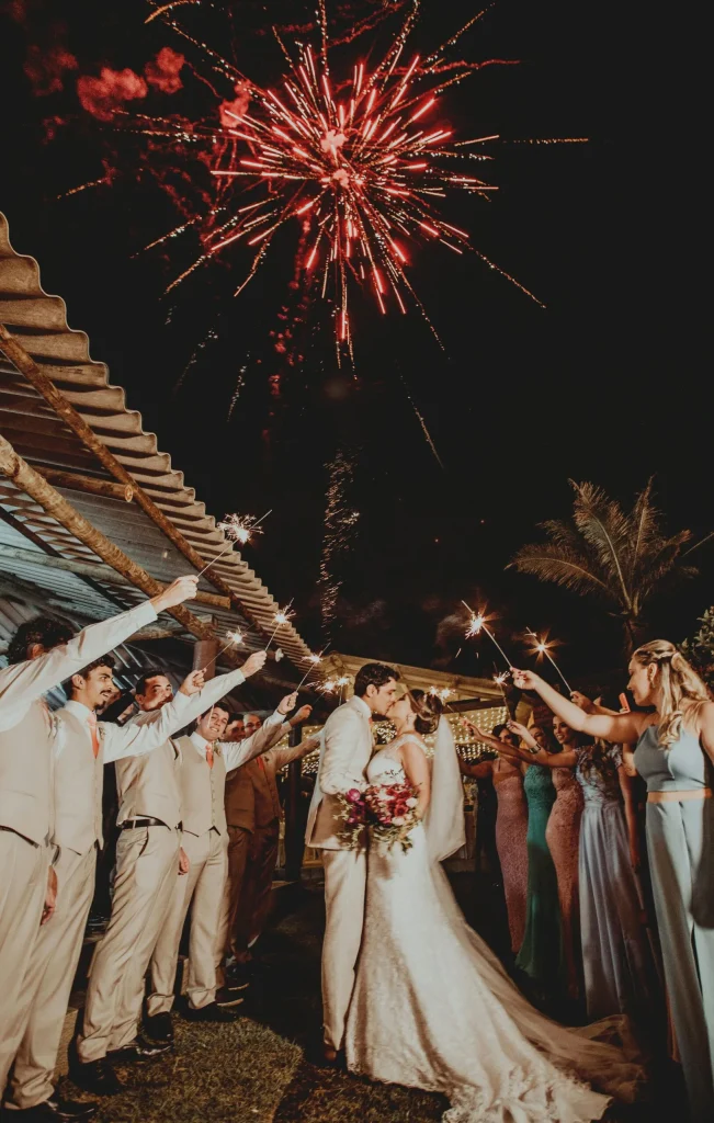 Couple de mariés s’embrassant sous des feux d’artifice lors d’une soirée animée par DJ AY3L