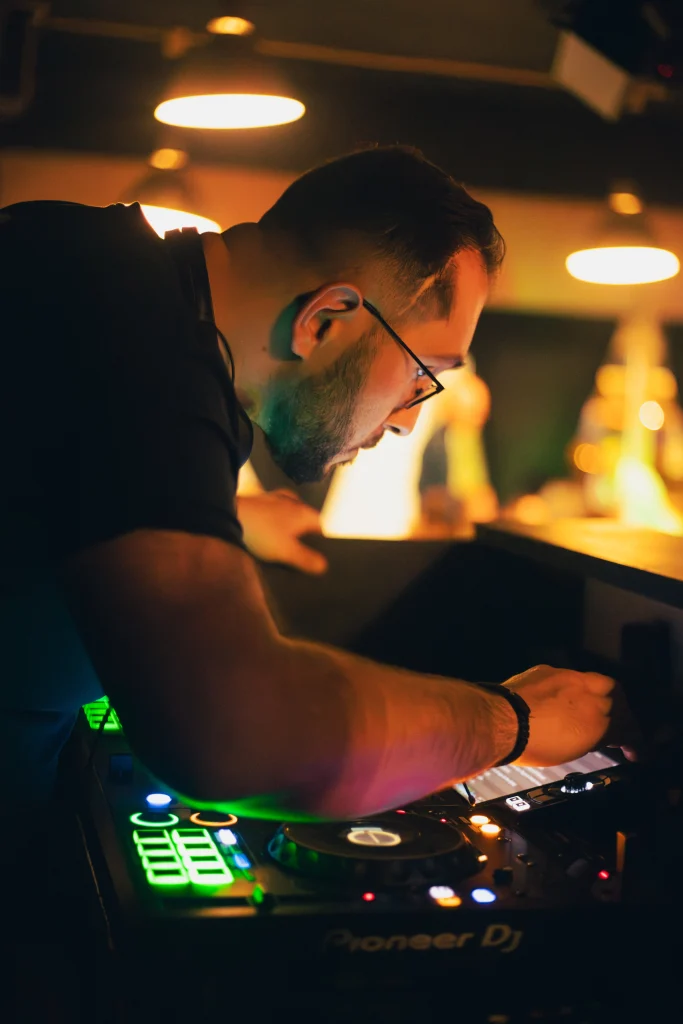 DJ AY3L règle ses platines Pioneer DJ pendant une soirée