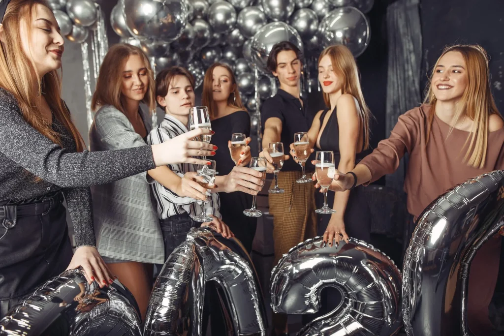 Groupe d’amis trinquant au champagne lors d’une soirée d’anniversaire animée par DJ AY3L