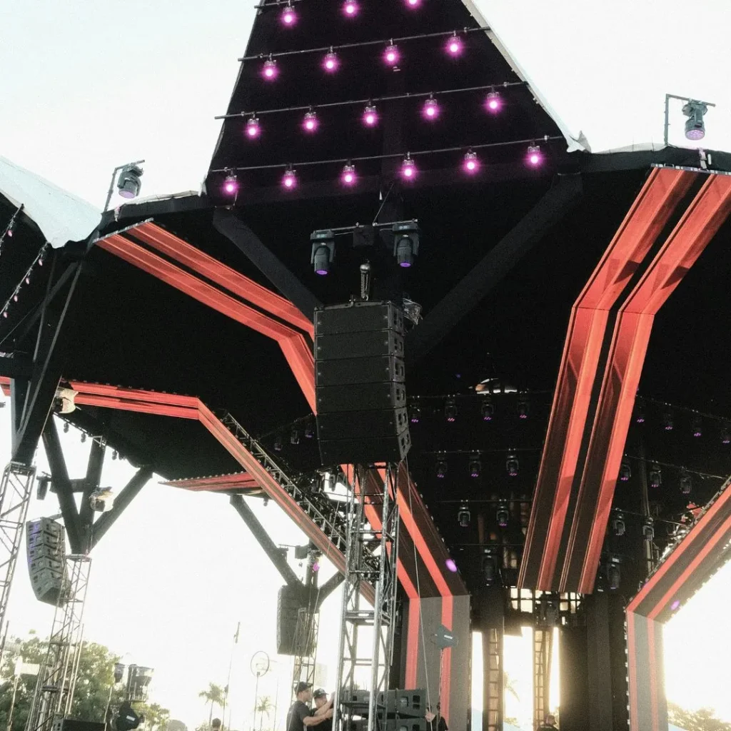 Système de sonorisation en line array suspendu sur une grande scène de festival