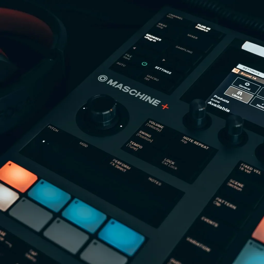 Gros plan sur une Native Instruments MASCHINE+ illustrant la procédure judiciaire Native Instruments en 2026