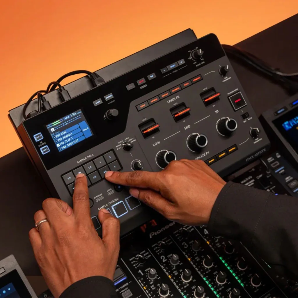 Gros plan sur l'interface du AlphaTheta RMX-IGNITE montrant les leviers d'effets et les boutons de Sample Roll.